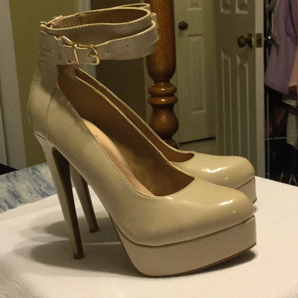 Nude shoe by Signature! 🌟